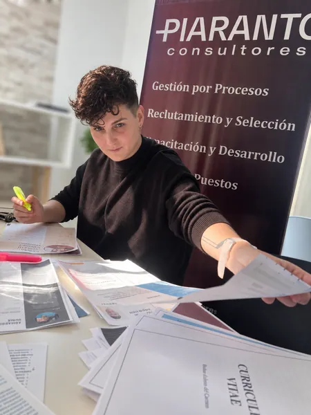 Florencia Taranto revisando currículums en Piaranto Consultores