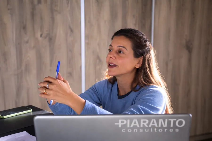 Gabriela Piacenza, socia fundadora de Piaranto Consultores, trabajando